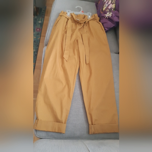 Forever 21 cropped pants. Size: xs fits a small as well. Worn once. - Picture 7 of 8